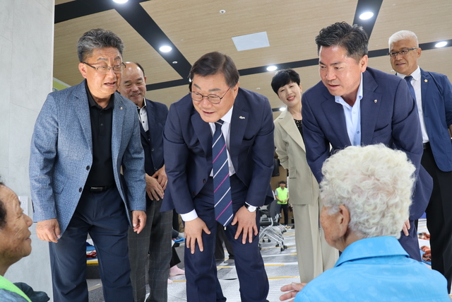 어르신의 안부를 살피는 노태윤 경남 합천동부농협 조합장(왼쪽부터), 김윤철 합천군수, 조근수 경남농협본부장,.