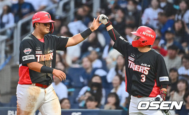 [OSEN=창원, 이석우 기자] 28일 창원NC파크에서 2024 신한 SOL 뱅크 KBO 리그 NC 다이노스와 KIA 타이거즈의 경기가 열렸다.4연패에 빠진 NC는 신민혁을 내세워 연패 탈출에 나서고, 지난 주말 NC와의 창원 3연전을 스윕했고 주말 두산 3연전을 위닝시리즈로 장식한 KIA는 윤영철이 마운드에 오른다.KIA 타이거즈 변우혁이 2회초 1사 3루 한준수의 우익수 ㅎ희생 플라이때 득점을 올리고 하이파이브를 하고 있다. 2024.05.28 / foto0307@osen.co.kr