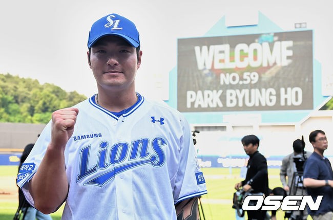 [OSEN=대구, 이석우 기자] 29일 대구삼성라이온즈파크에서 2024 신한 SOL 뱅크 KBO 리그 삼성 라이온즈와 키움 히어로즈의 경기가 열렸다. 입지가 좁아지며 KT 위즈 구단에 방출을 요청한 박병호가 삼성 오재일과 1대1 트레이드 돼 삼성 유니폼을 입었다.삼성 라이온즈 박병호가 새로운 삼성 유니폼을 입고 포즈를 취하고 있다. 2024.05.29 / foto0307@osen.co.kr