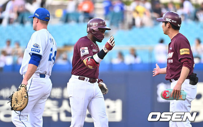 [OSEN=대구, 이석우 기자] 29일 대구삼성라이온즈파크에서 2024 신한 SOL 뱅크 KBO 리그 삼성 라이온즈와 키움 히어로즈의 경기가 열렸다. 입지가 좁아지며 KT 위즈 구단에 방출을 요청한 박병호가 삼성 오재일과 1대1 트레이드 돼 삼성 유니폼을 입었다.키움 히어로즈 도슨이 1회초 1사 우익수 앞 안타를 치고 세리머니를 하고 있다. 2024.05.29 / foto0307@osen.co.kr