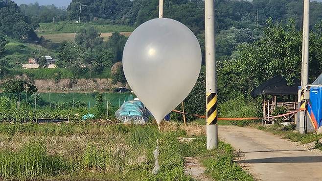 파주에서 발견된 대남전단 풍선