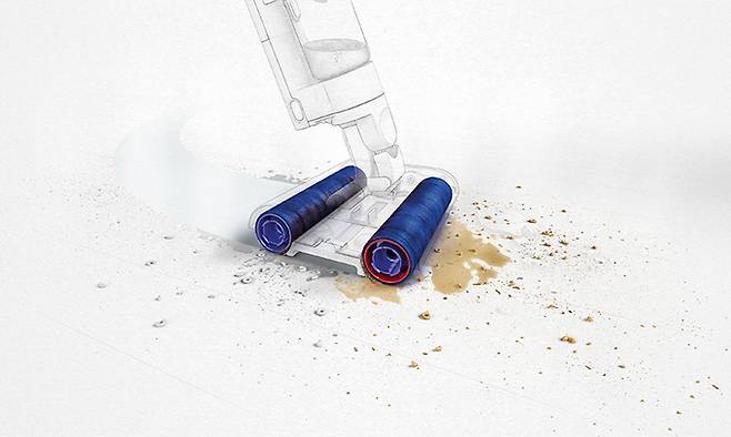 다이슨&nbsp;‘워시G1’은 진공 흡입 없이 롤러만으로 먼지를 청소한다.&nbsp;사진은 청소기 헤드에 달린 두 개의 롤러가 서로 반대 방향으로 회전하면서 이물질을 제거하는 모습.&nbsp;다이슨 제공&nbsp;