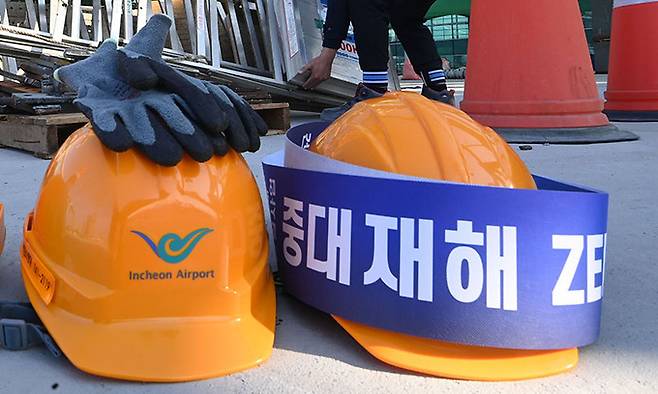 건설 현장 앞 안전모와 장갑. 연합뉴스