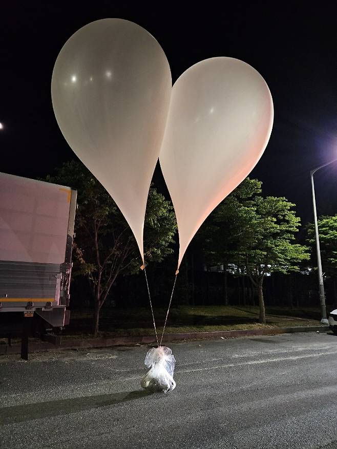 29일 북한이 날려 보낸 것으로 보이는 풍선들이 전국 곳곳에서 발견됐다. 일부는 땅에 떨어졌고 나머지는 계속 비행 중이다. 사진은 이날 충남에서 발견된 대남 전단과 오물 등을 실은 것으로 보이는 풍선 ⓒ연합뉴스