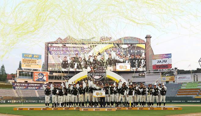 ▲덕수고는 2024 신세계 이마트배 전국고교야구대회 때 우승을 차지했다. ⓒSSG 랜더스