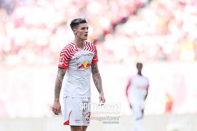 ▲ 현재 독일 라이프치히에서 활약 중인 최전방 공격수 세슈코는 올해 고작 20세로 무한한 가능성을 가진 선수로 평가받는다. 195cm의 신체 조건을 갖췄으며 양발을 잘 사용한다는 장점이 있다. 여기에 더해 큰 키에 비해 속도가 빨라 일각에서는 그를 ‘제2의 엘링 홀란드’로 부르기도 한다.