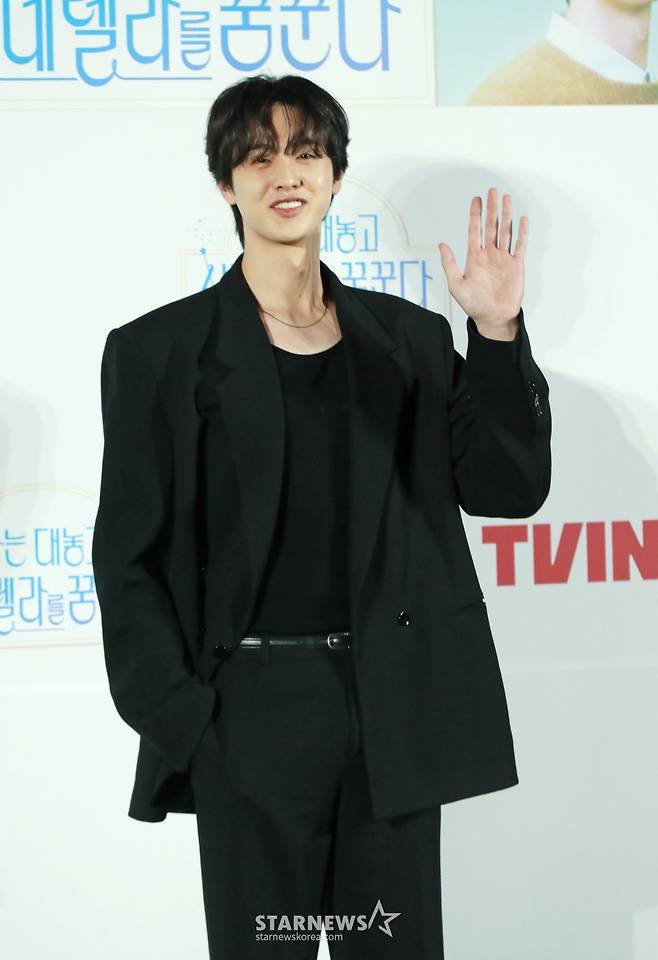 배우 김현진이 29일 오전 서울 CGV용산아이파크몰에서 진행된 티빙 드라마 '나는 대놓고 신데렐라를 꿈꾼다' 제작발표회에 참석해 포즈를 취하고 있다.  현실의 벽에 부딪혀 신데렐라가 되기로 마음먹은 여자가 사랑 따위 믿지 않는 백마 탄 재벌 왕자를 만나 벌어지는 욕망 쟁취 로맨틱 코미디 시리즈 '나는 대놓고 신데렐라를 꿈꾼다'는 오는 31일 첫 방송된다. /2024.05.29 /사진=이동훈