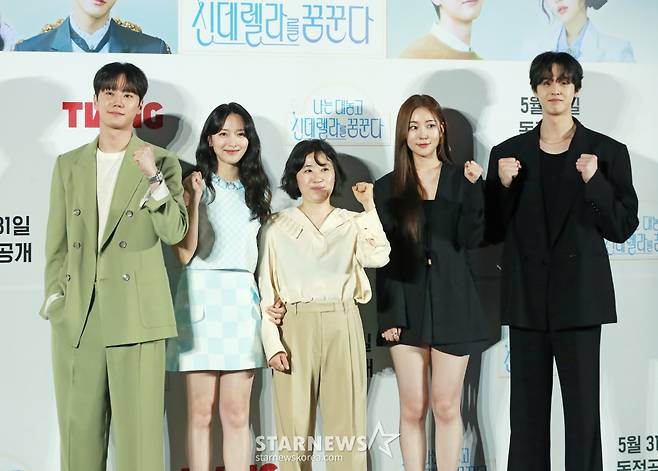 배우 이준영, 표예진, 김민경 감독, 배우 송지우, 김현진이 29일 오전 서울 CGV용산아이파크몰에서 진행된 티빙 드라마 '나는 대놓고 신데렐라를 꿈꾼다' 제작발표회에 참석해 포즈를 취하고 있다.  현실의 벽에 부딪혀 신데렐라가 되기로 마음먹은 여자가 사랑 따위 믿지 않는 백마 탄 재벌 왕자를 만나 벌어지는 욕망 쟁취 로맨틱 코미디 시리즈 '나는 대놓고 신데렐라를 꿈꾼다'는 오는 31일 첫 방송된다. /2024.05.29 /사진=이동훈