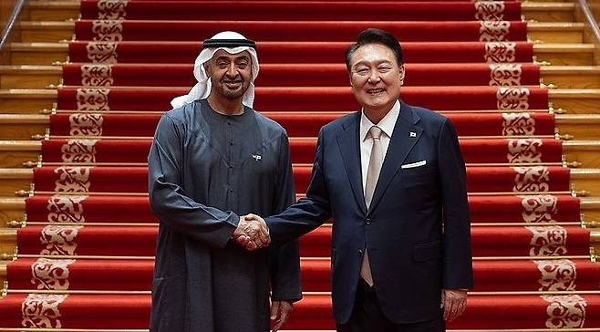 윤석열 대통령, 무함마드 UAE 대통령과 공식 만찬 (서울=연합뉴스) 홍해인 기자 = 윤석열 대통령이 28일 청와대 본관에서 열린 무함마드 빈 자예드 알 나흐얀 아랍에미리트(UAE) 대통령 국빈 방한 친교 만찬에서 무함마드 대통령과 만찬 뒤 악수하고 있다. 2024.5.28 [대통령실 제공. 재판매 및 DB 금지] hihong@yna.co.kr