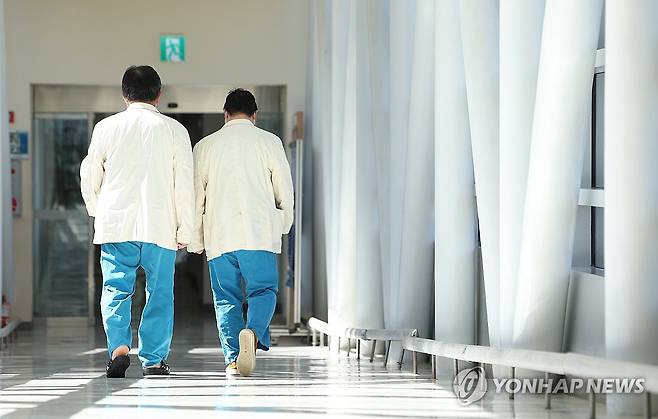 이동하는 의료진 (서울=연합뉴스) 김성민 기자 = 의정갈등이 이어지고 있는 28일 오전 서울 시내 한 대학병원에서 의료진이 이동하고 있다. 2024.5.28 ksm7976@yna.co.kr