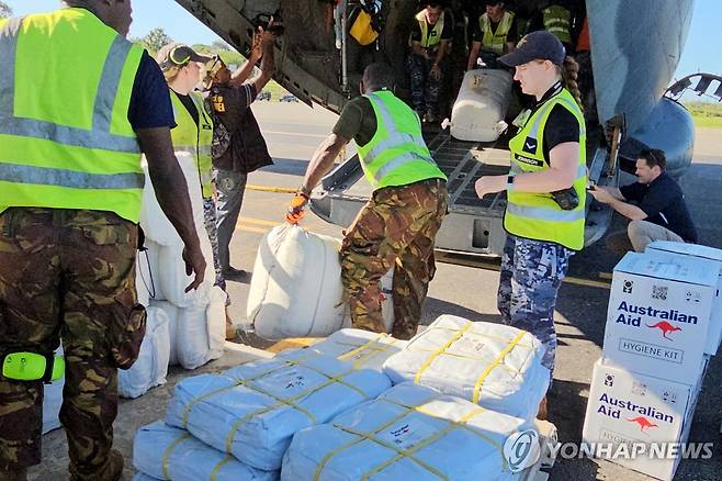 파푸아뉴기니 산사태 (포트모르즈비 AFP=연합뉴스) 29일 파푸아뉴기니 수도 포트모르즈비에서 호주 공군 대원들이 파푸아뉴기니 엥가주로 향하는 수송기에 구호품을 싣고 있다. 204.5.29. photo@yna.co.kr