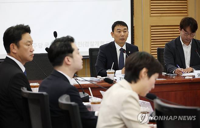 민주당 검찰개혁 TF 2차회의 (서울=연합뉴스) 신준희 기자 = 29일 국회 의원회관에서 열린 더불어민주당 검찰개혁 TF 2차회의에서 김용민 단장이 발언을 하고 있다. 2024.5.29 hama@yna.co.kr