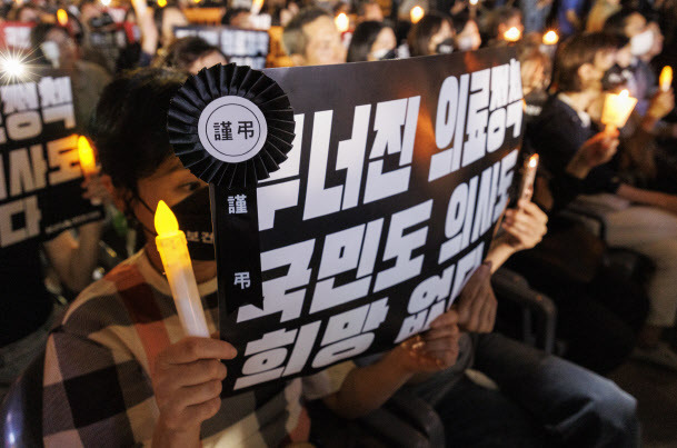 30일 오후 서울 중구 덕수궁 대한문 앞에서 대한의사협회 주최로 열린 대한민국 정부 한국 의료 사망선고 촛불집회에 참가한 의사들이 촛불과 손팻말을 들고 의료 정상화 구호를 외치고 있다.(사진=연합뉴스)