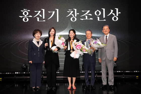 제15회 홍진기 창조인상 시상식이 28일 오후 서울 마포구 상암동 중앙일보 강당에서 열리고 있다. 왼쪽부터 김명자 위원장, 차미영 기초과학연구원(IBS) CI연구단장·KAIST 교수, (사)한마음교육봉사단 윤용로 이사장, 진솔 지휘자, 홍석현 회장. 장진영 기자 / 20240528