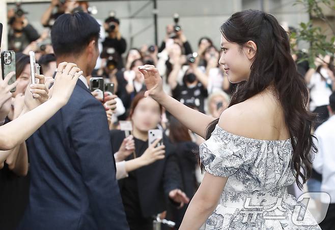 뉴진스 해린이 29일 서울 성동구 디올에서 열린 포토행사에 팬과 하트를 만들고 있다. ⓒ News1 권현진 기자