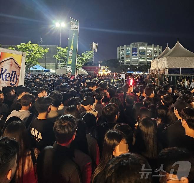 27일 오후 광주 조선대학교 축제장에 4만5000여명의 인파가 몰리면서 한순간 통행이 불가능해지면서 혼잡을 빚고 있다. 2024.5.27./뉴스1 ⓒ News1 서충섭 기자