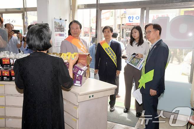 고광완 광주시 행정부시장이 30일 오전 무안군 망운면 상가일대에서 시 공직자들과 함께 주민들에게 홍보전단지를 배부하며 민간·군공항 통합이전 홍보 활동을 하고 있다.(광주시 제공)2024.5.30/뉴스1