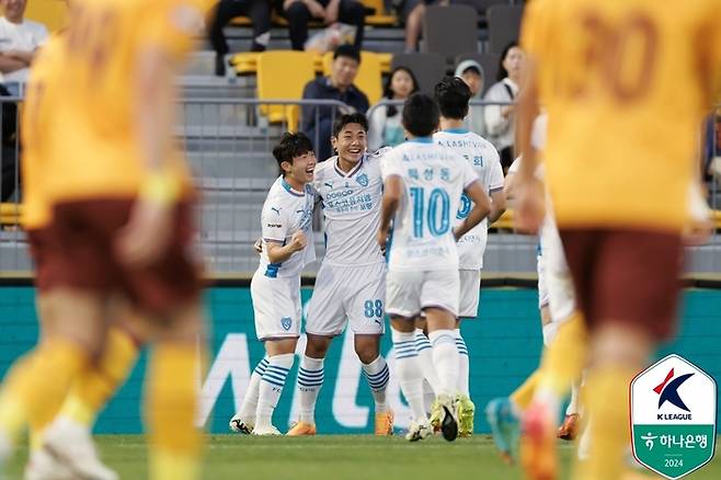 골 넣은 김동진(가운데). 제공 | 프로축구연맹