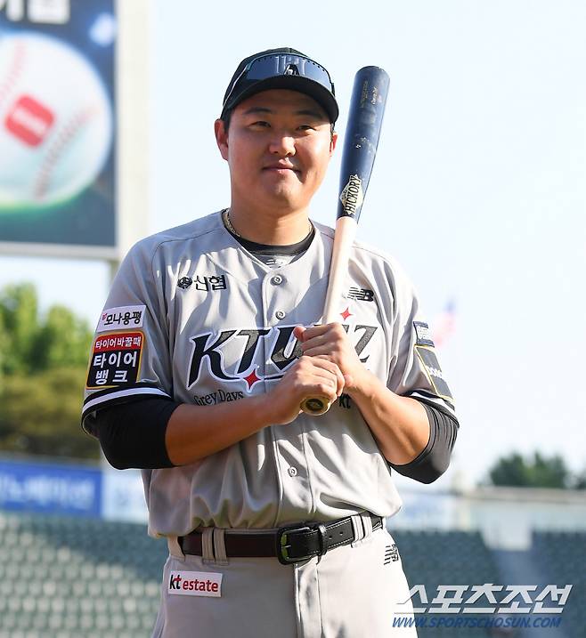29일 잠실구장에서 열린 두산 베어스와 KT 위즈의 경기. 전날 트레이드된 KT 오재일이 포즈를 취하고 있다. 잠실=박재만 기자 pjm@sportschosun.com/2024.05.29/
