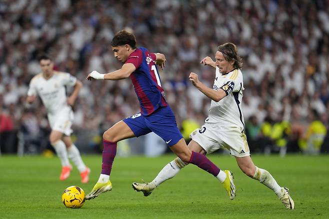 Barcelona's Joao Felix, left, is fouled by Real Madrid's Luka Modric during the Spanish La Liga soccer match between Real Madrid and Barcelona at the Santiago Bernabeu stadium in Madrid, Spain, Sunday, April 21, 2024. (AP Photo/Manu Fernandez)

<저작권자(c) 연합뉴스, 무단 전재-재배포, AI 학습 및 활용 금지>