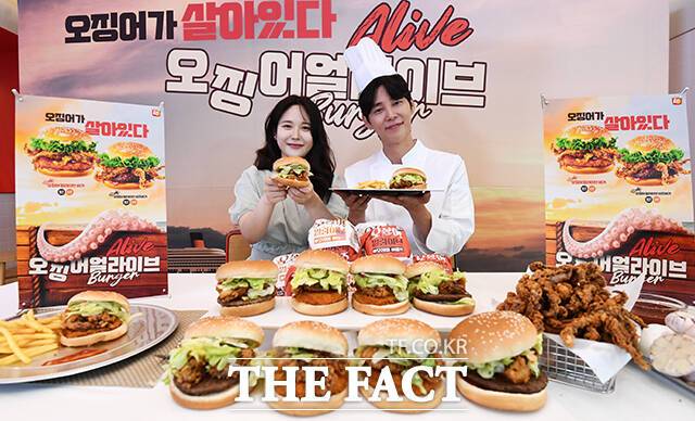 롯데GRS의 버거 프랜차이즈 롯데리아가 30일 오전 서울 용산구 롯데리아 숙대입구점에서 '오징어 얼라이브 버거' 출시 기념 행사를 진행한 가운데 모델들이 제품을 선보이고 있다. /서예원 기자