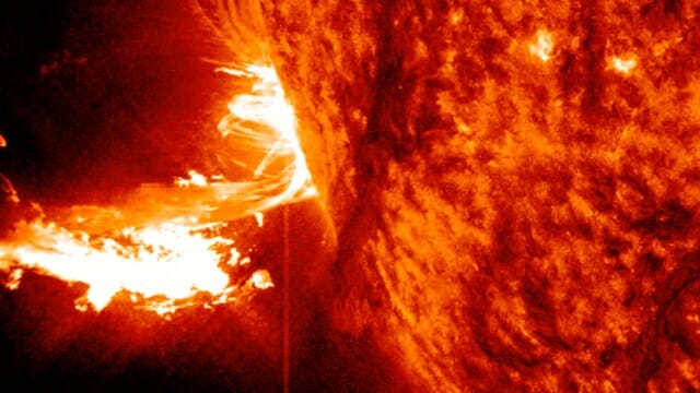 지난 27일 X-2.9 등급의 태양 흑점 폭발이 일어난 모습 (사진= NASA 태양 역학 관측소)