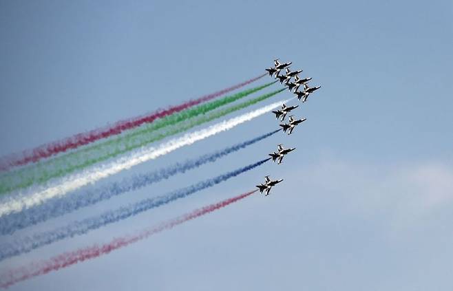 29일 서울 용산 대통령실 청사 앞 잔디마당에서 열린 무함마드 빈 자예드 알 나흐얀 아랍에미리트(UAE) 대통령 국빈 방한 공식 환영식 동안 대한민국 공군 특수비행팀 블랙이글스 편대가 축하 비행을 하고 있다. [이미지출처=연합뉴스]