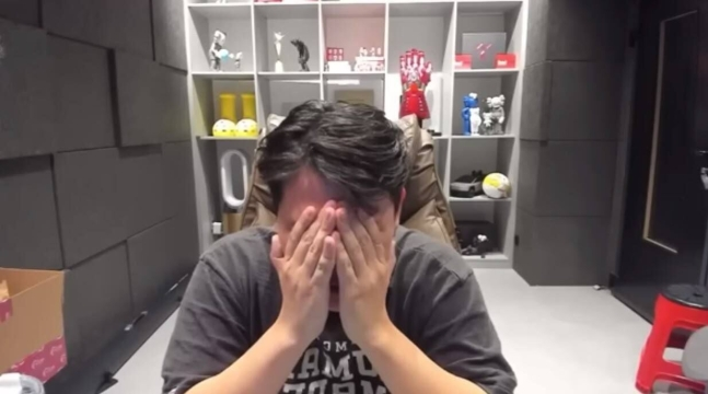 방송 중 오열하는 오킹 [사진출처=유튜브 캡처]