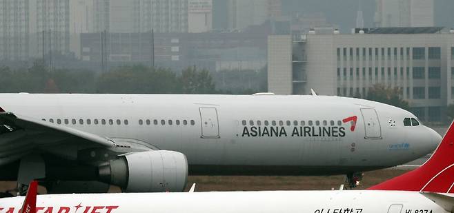 서울 강서구 김포공항 활주로에서 아시아나 여객기가 이륙 준비를 하고 있다. /뉴스1