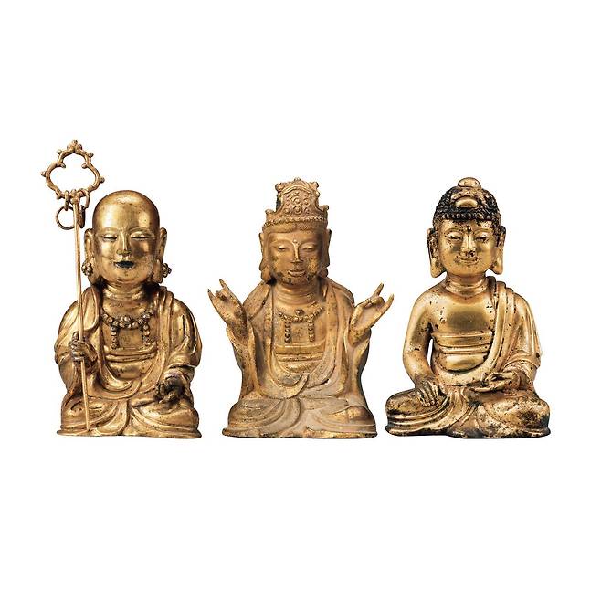 인목황후의 발원으로 제작됐던 조선의 금동 불상군들. 높이 12cm의 작은 불상 20점이 한데 전시됐다. 전시를 찾은 RM이 사진을 촬영해 올리기도.