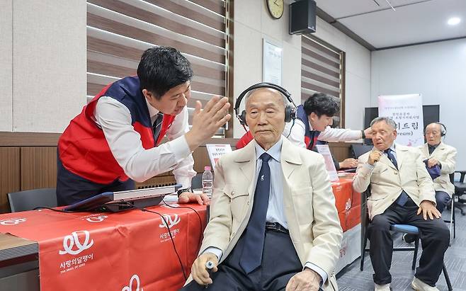 18일 오후 서울 용산구 서울지방보훈청에서 열린‘국가유공자 보청기 지원사업 협약식’에서 유공자들이 보청기 제작을 위한 청력검사를 하고 있다. (국가보훈부 제공) 2024.3.18.