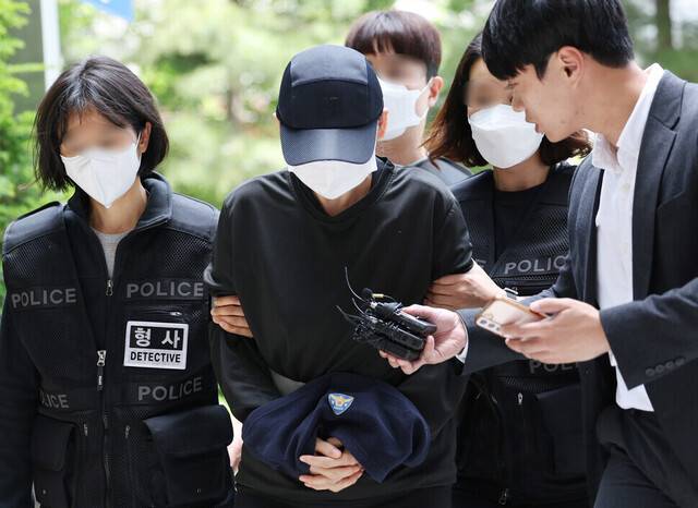 교회에서 온몸에 멍이 든 여고생이 병원 이송 후 숨진 사건과 관련해 학대 혐의를 받는 50대 여성이 18일 오후 구속 전 피의자 심문(영장실질심사)을 받기 위해 인천지법으로 들어서고 있다. 연합뉴스