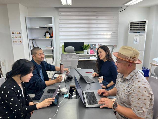 한국일보가 17일 서울 용산구 동물복지문제연구소 어웨어 사무실에서 개최한 정부의 맹견사육허가제와 기질평가제 도입 관련 좌담회에서 참석자들이 의견을 나누고 있다. 왼쪽부터 시계 방향으로 박정윤 수의사, 최태규 수의사, 이형주 어웨어 대표, 알렉스 트레이너. 고은경 기자