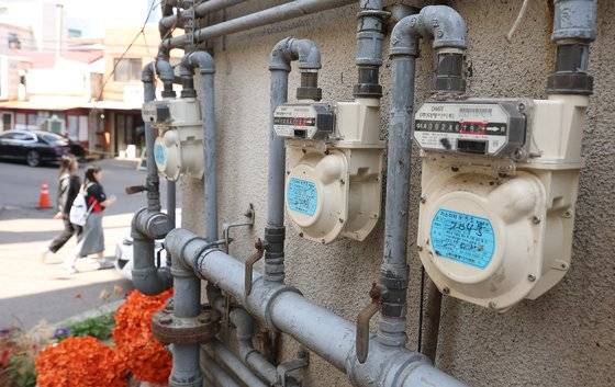 지난달 14일 서울 용산구 한 건물에 가스계량기가 설치돼 있다. 정부는 취약계층을 대상으로 가스요금을 월간 기준으로 최대 68만여원까지 지원하고 있다. 연합뉴스