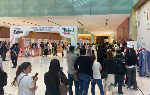 지난 10~11일 카타르 도하 시내 카타르몰에서 열린 카타르 한국문화의료관광대전에 상담을 받기 위해 많은 현지인이 몰려들었다. 한국관광공사 제공