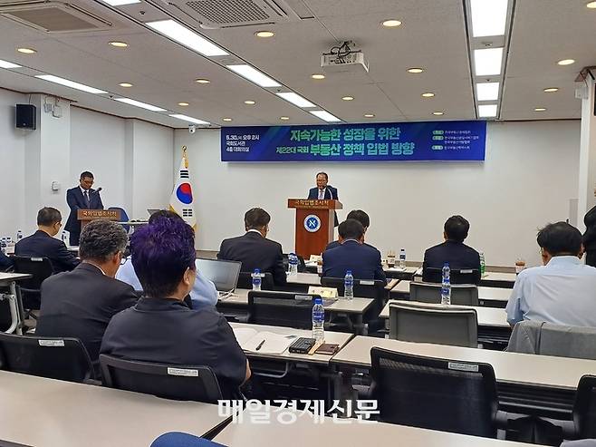 한국부동산경제협회가 개최한 ‘제22대 국회 부동산 정책 입법 방향’ 세미나에서 이철규 협회장이 발언하고 있다. 서진우 기자