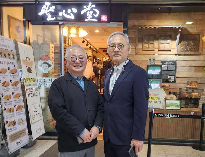 유인촌 문화체육관광부 장관이 지난 17일 로컬100으로 지정된 성심당의 대전역점을 찾아 임영진 대표와 이야기를 나눈 후 악수하고 있다. /사진=뉴스1