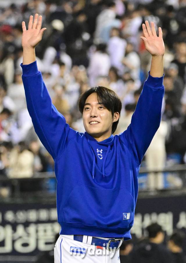 2024년 5월 2일 서울 잠실야구장에서 '2024 신한 SOL Bank KBO리그' 삼성 라이온즈와 두산 베어스의 경기가 열렸다. 삼성 원태인이 4-2로 승리한 뒤 기뻐하고 있다.