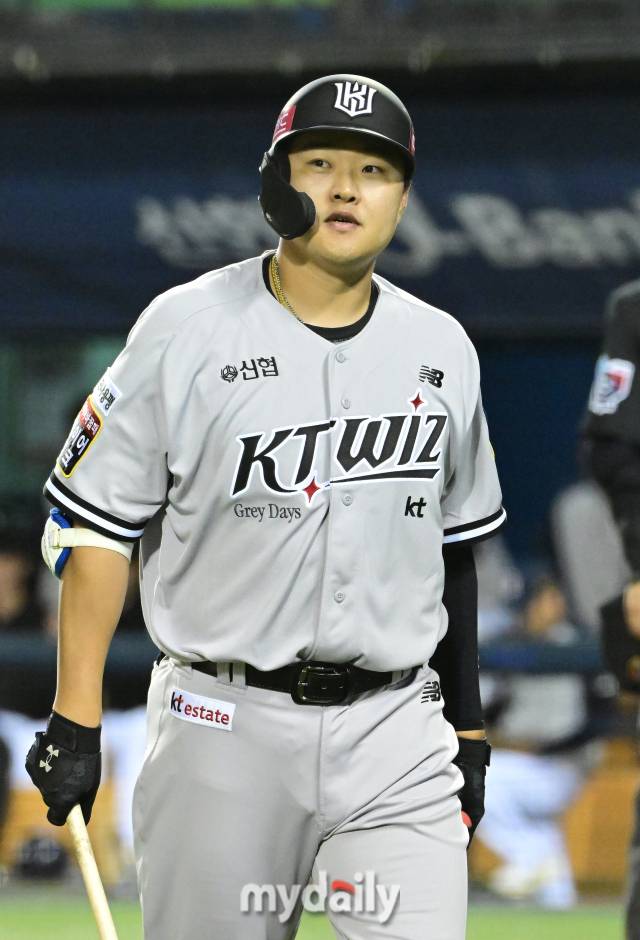 2024년 5월 29일 서울 잠실야구장에서 진행된 '2024 신한 SOL 뱅크 KBO 리그' KT-두산의 경기.KT 오재일이 8회초 대타로 나완 두산 최지강에게 삼진을 당한 뒤 아쉬워 하고 있다./마이데일리