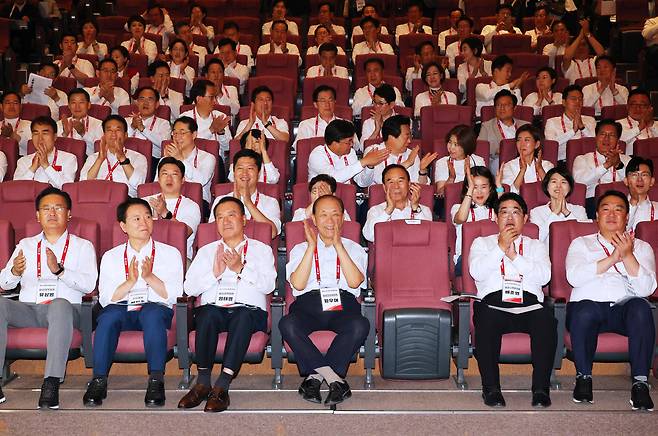 황우여 국민의힘 비상대책위원장을 비롯한 참석자들이 30일 오후 충남 천안 재능교육연수원에서 열린 제22대 국회의원 워크숍에서 서로 격려하며 박수를 치고 있다. [연합]