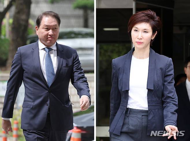 [서울=뉴시스] 김금보 기자 = 최태원(왼쪽사진) SK그룹 회장이 16일 오후 서울 서초구 서울고등법원에서 열린 최태원-노소영 이혼 소송 항소심 2차 변론에 출석하고 있다. 노소영 아트센터 나비 관장이 변론을 마친 뒤 법원을 나서고 있다.  2024.04.16. kgb@newsis.com