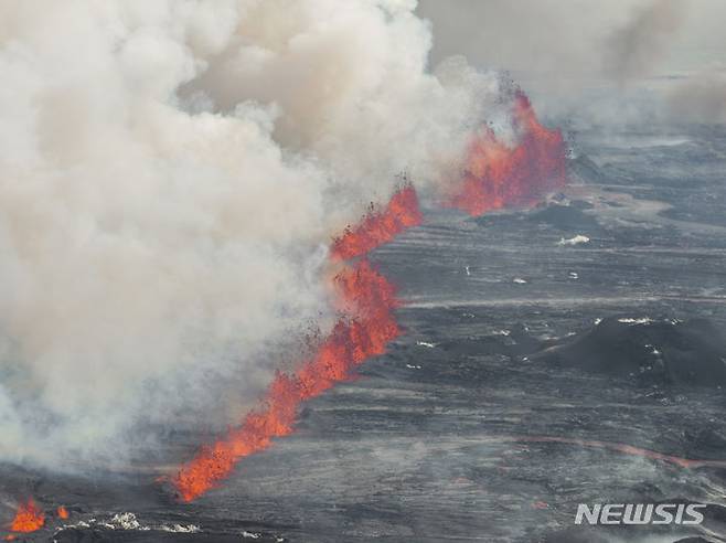 [그린다비크=AP/뉴시스] 29일(현지시각) 아이슬란드 그린다비크에서 화산이 폭발해 용암이 분출되고 있다. 2024.05.30.