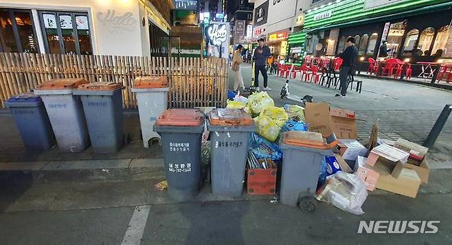 [청주=뉴시스] 서주영 기자 = 지난 29일 오후 충북 청주시 청원구 율량동 한 번화가 인도에 음식물 쓰레기 수거 용기가 놓여 있다. 2024.05.29. juyeong@newsis.com *재판매 및 DB 금지