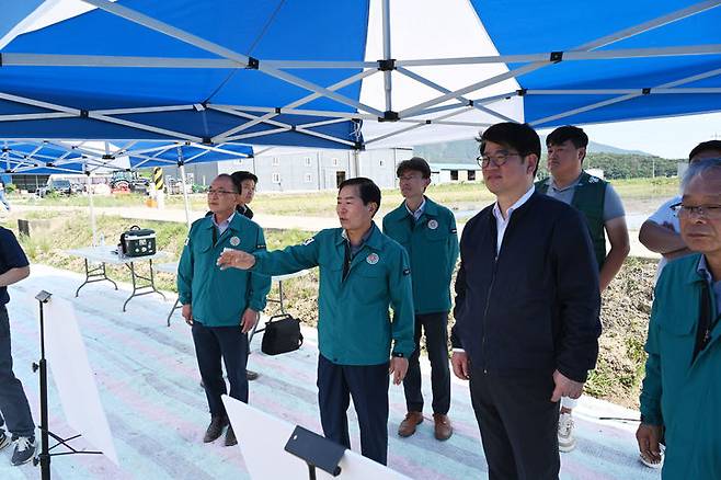 [창녕=뉴시스] 농림축산식품부 권재한 농업혁신정책실장과 성낙인 군수 등이 밭농업 기계화 추진 상황을 점검하고 있다. (사진=창녕군 제공) 2024.05.30. photo@newsis.com *재판매 및 DB 금지