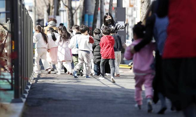 [광주=뉴시스] 변재훈 기자 = 광주 북구청 직장어린이집 원생들이 지난해 2월 23일 어린이집 일대에서 화재에 따른 안전사고 대피 훈련을 하고 있는 모습. (사진=광주 북구 제공) 2023.02.23. photo@newsis.com *재판매 및 DB 금지