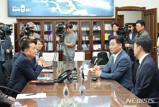 [전주=뉴시스] 30일 충청북도청 회의실에서 김관영 전북특별도지사(오른쪽)와 김영환 충북도지사가 참석한 가운데 바이오 분야 국가첨단전략산업 특화단지 조성을 위한 초광역 협력체계 구축에 대해 논의하고 있다. 2024.05.30   *재판매 및 DB 금지