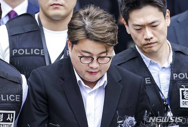[서울=뉴시스] 정병혁 기자 = '음주 뺑소니' 혐의를 받는 트로트가수 김호중(33)이 내일(31일) 검찰에 넘겨진다. 사진은 음주 뺑소니 혐의를 받고 있는 트로트 가수 김호중이 지난 24일 서울 서초구 서울중앙지방법원에서 열린 영장실질심사(구속 전 피의자심문)을 마친 뒤 법원을 나서는 모습. 2024.05.24. jhope@newsis.com