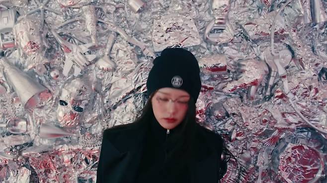 중국에서 문제가 제기된 것으로 보이는 걸그룹 아이브(IVE)의 신곡 ‘아센디오(Accendio)’ 뮤직비디오 배경. 스타쉽(Starship) 유튜브 채널 영상 캡처