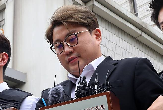음주 뺑소니 혐의를 받는 트로트 가수 김호중이 지난 24일 서울 서초구 서울중앙지방법원에서 열린 영장실질심사(구속 전 피의자심문)을 마친 뒤 법원을 나서고 있다. 뉴시스