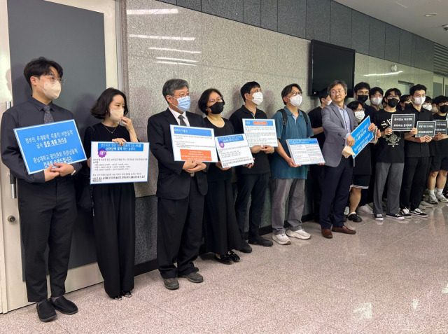 충남대학교 의과대학 교수와 학생, 충남대병원 전공의들이 30일 충남대학교 대학 본부 별관에서 의대 증원 반대 시위를 벌이고 있다. 대전=연합뉴스